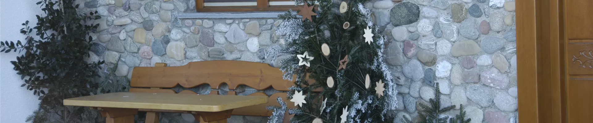 Weihnachtlich dekorierter Hauseingang
